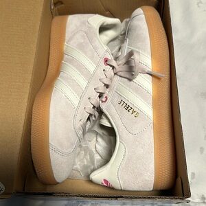 adidas women’s size 5.5 gazelle